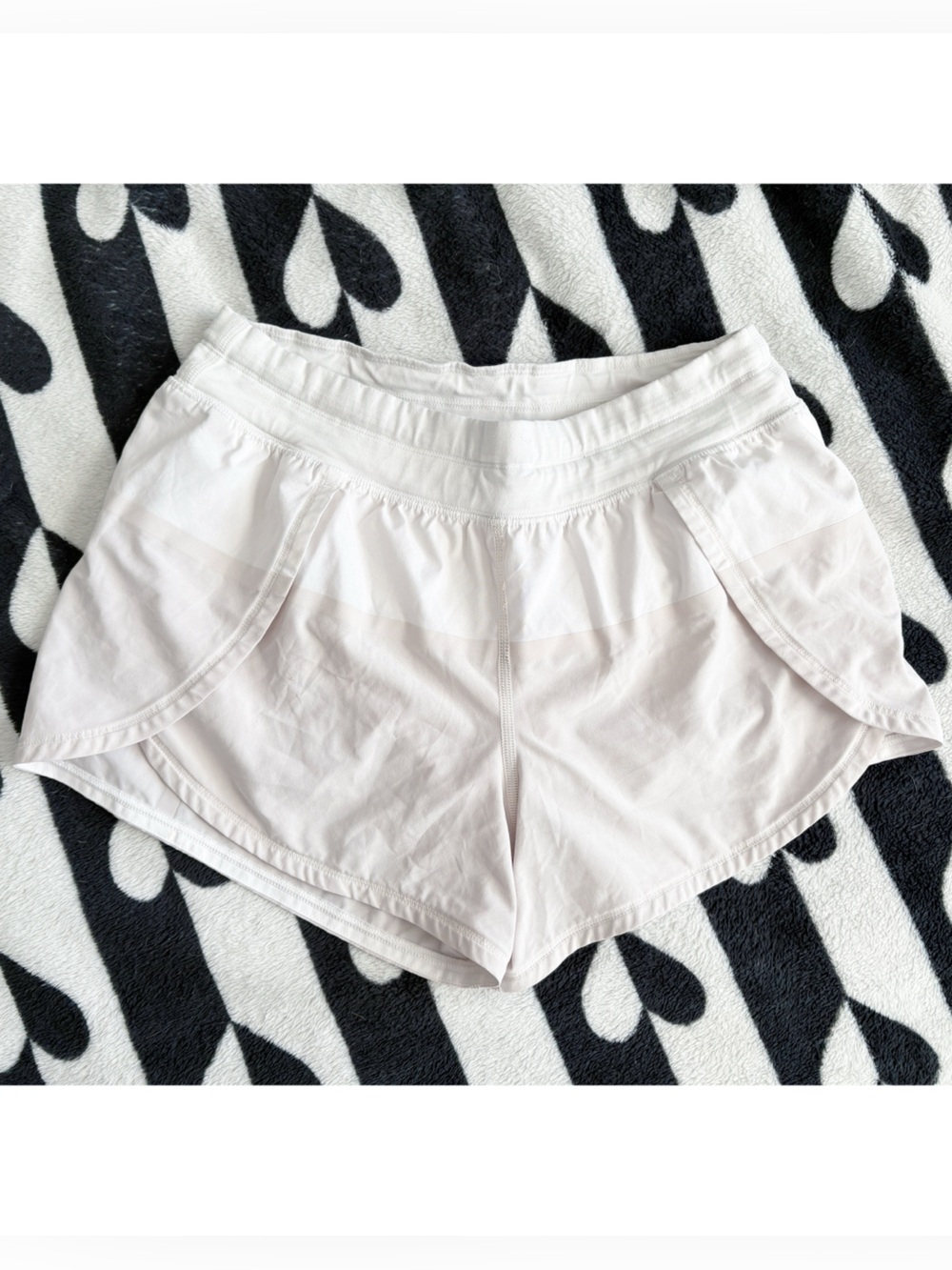 Lululemon Hotty‎ Hot Shorts White and Beige
